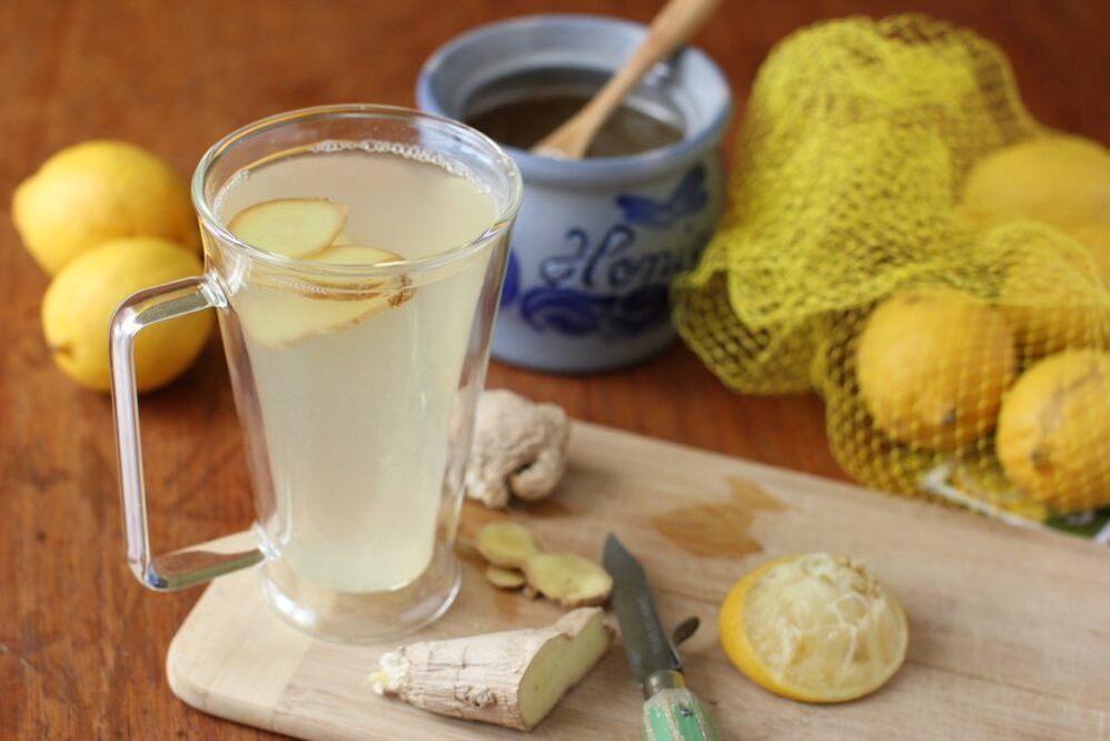 Bal və limon suyu ilə zəncəfil limonadı